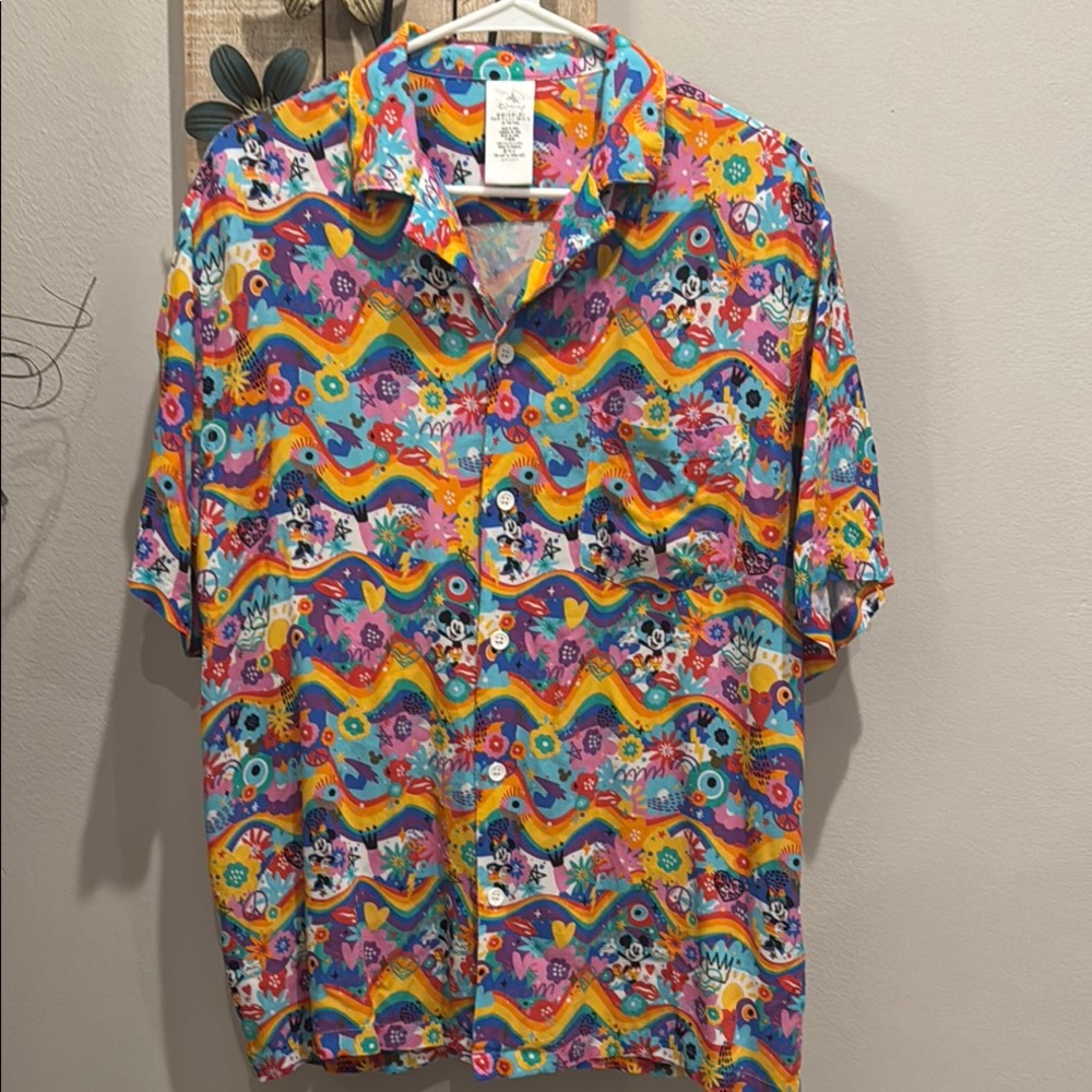 Disney Men’s pride Collection Mickey/Minnie  Mouse Shirt size large pre owned